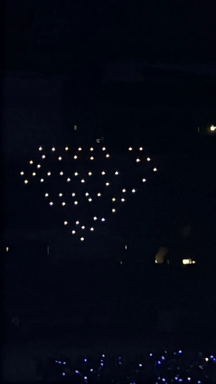 無人機排出SJ的logo。讀者提供