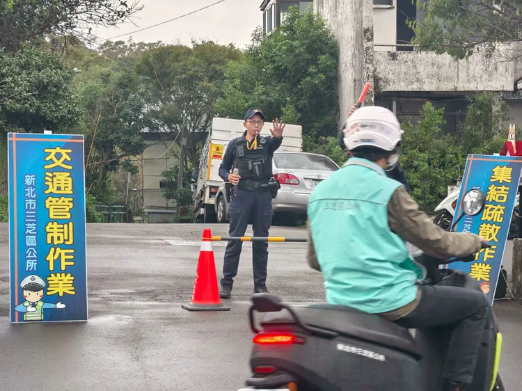 警察單位進行交通管制作業。公所提供