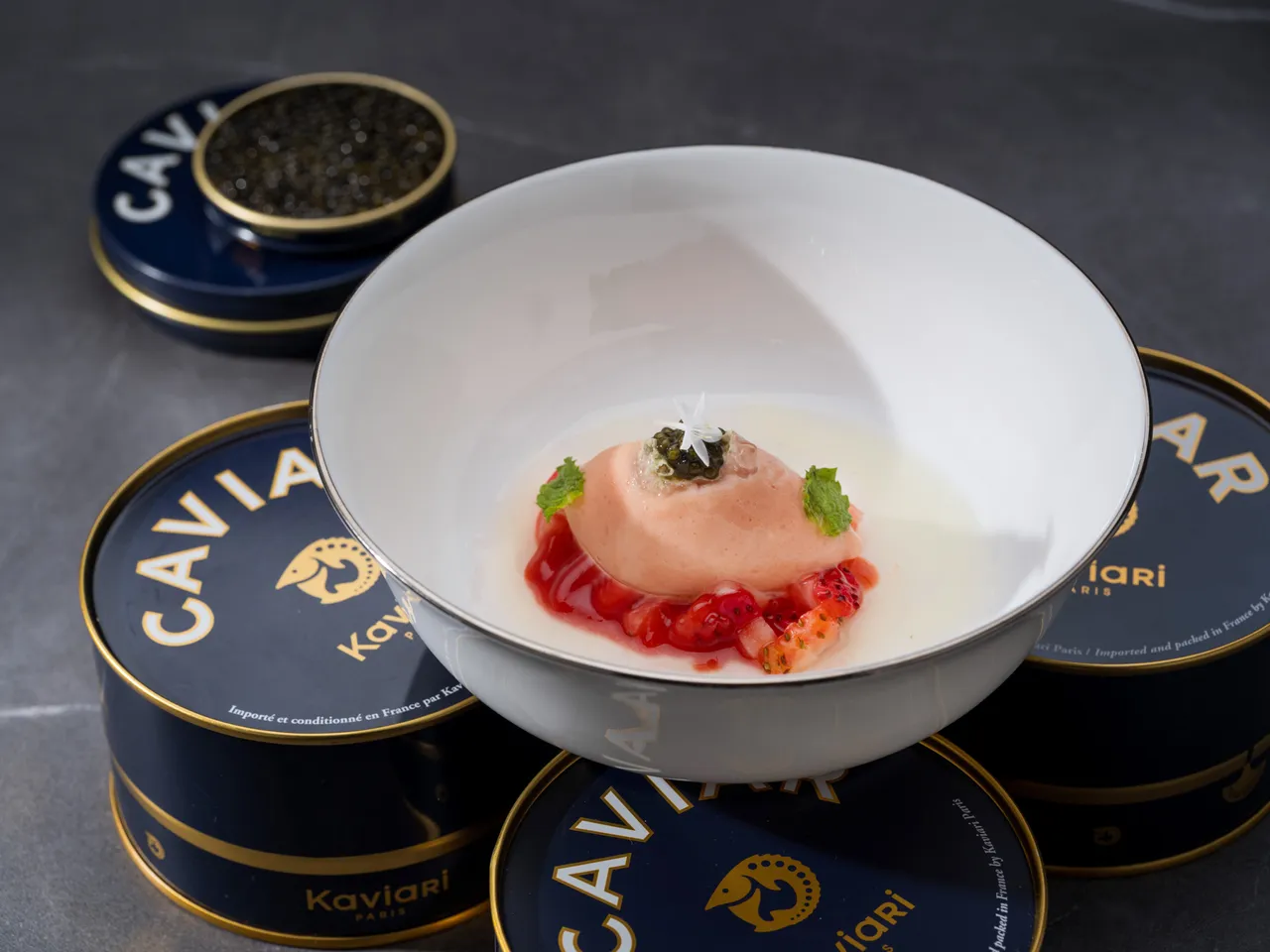 甜品「草莓、無花果雪酪、接骨木花柚子冰沙、濃縮香檳醬」綴以「貝魯嘉」(Beluga) 魚子醬的嬌柔口感與輕鹹海香，以風雅味韻打造奢華美學饗宴。台北文華東方酒店提供