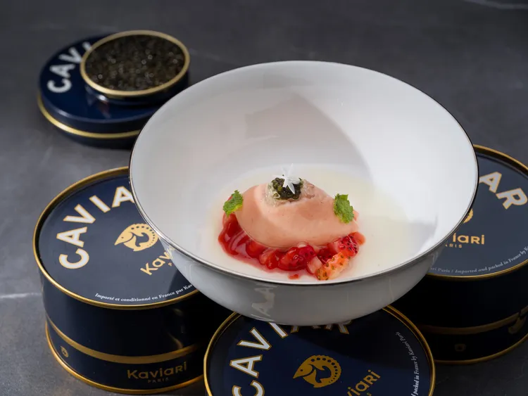 甜品「草莓、無花果雪酪、接骨木花柚子冰沙、濃縮香檳醬」綴以「貝魯嘉」(Beluga) 魚子醬的嬌柔口感與輕鹹海香，以風雅味韻打造奢華美學饗宴。台北文華東方酒店提供