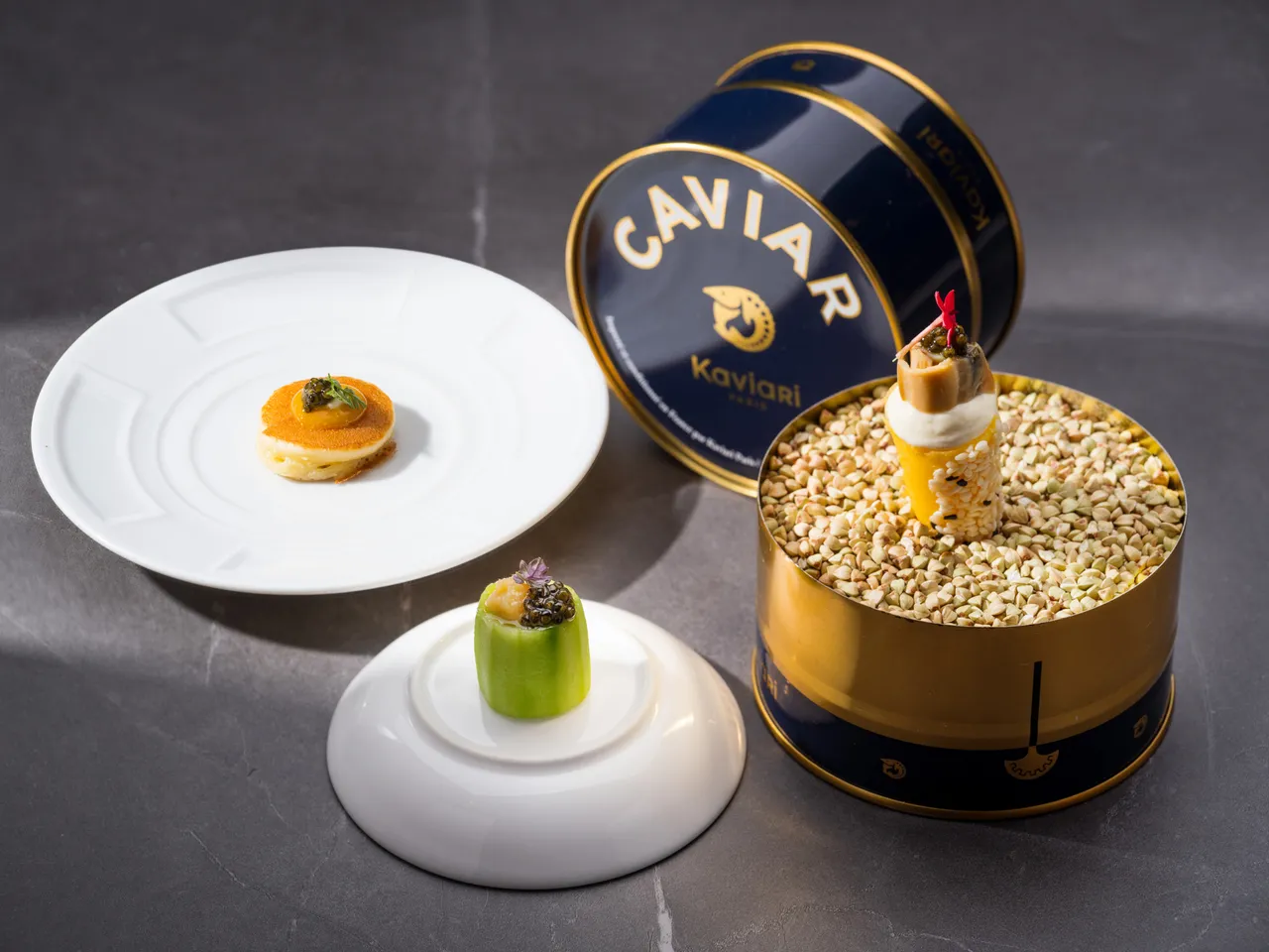 「酒窖迎賓」以三款魚子醬品鑑開啟奢華味蕾序幕：「瑞可達起司鹹筒、煙燻淡菜、奧賽嘉魚子醬」、「煙燻蛋黃醬小圓餅、酸奶、貝魯嘉魚子醬」及「柚香小黃瓜、玉米、薩魯加魚子醬」。台北文華東方酒店提供