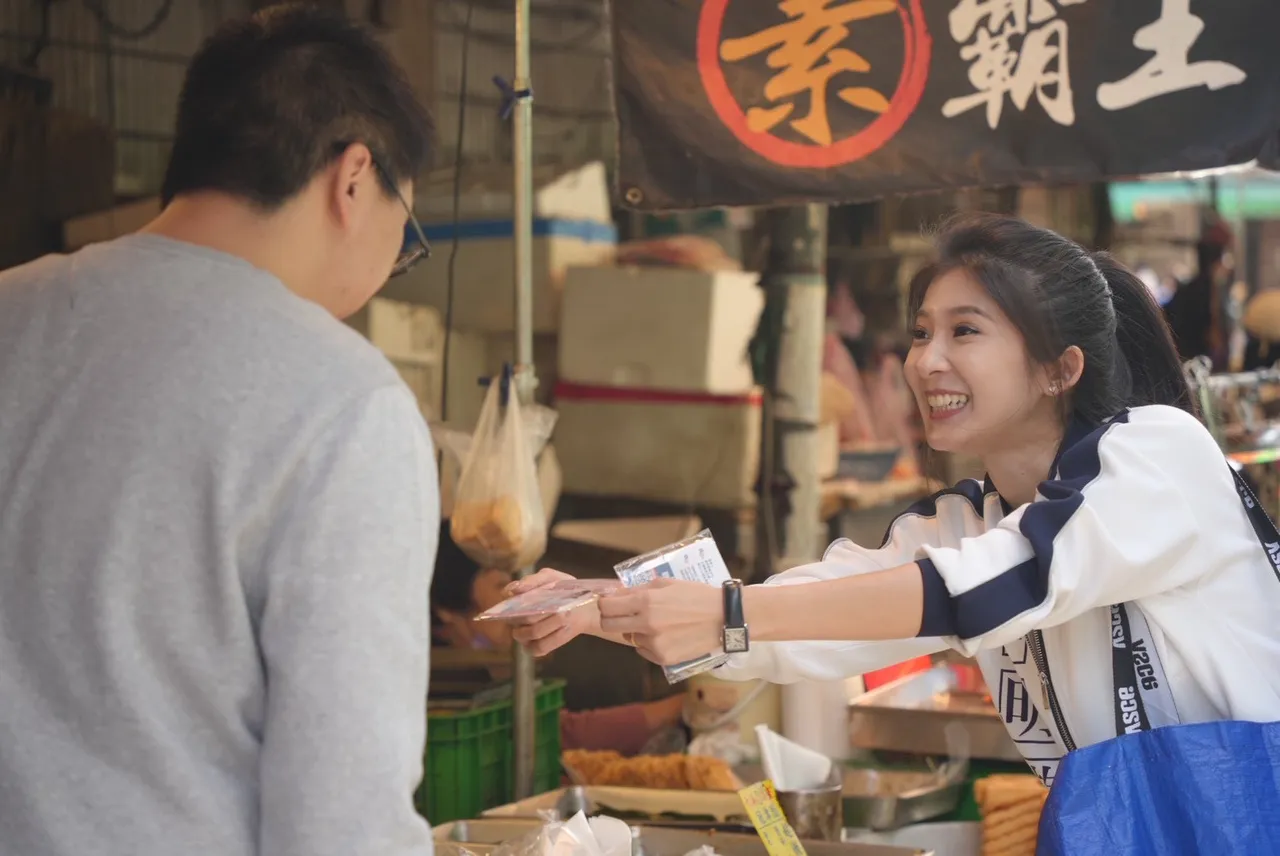 國門黨北市松山信義議員參選人李明璇與南港內湖市議員參選人陳冠安，再度攜手走進福德市場，展開掃街拜票。陳冠安團隊提供