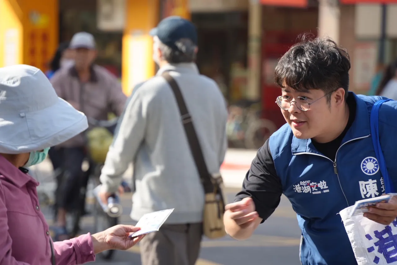 國門黨北市松山信義議員參選人李明璇與南港內湖市議員參選人陳冠安，再度攜手走進福德市場，展開掃街拜票。陳冠安團隊提供
