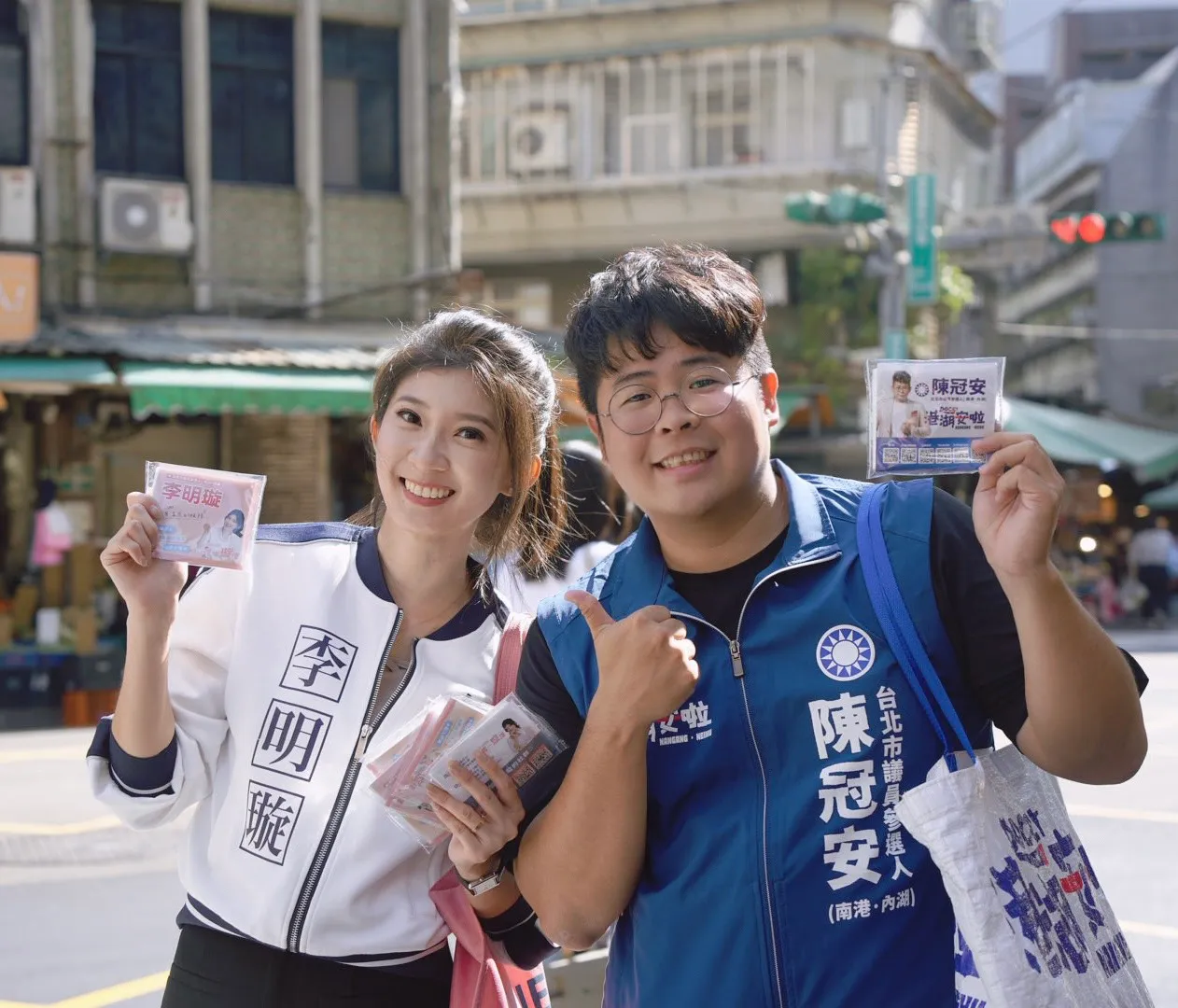 蓝营小鸡拚气势！松信李明璇、港湖陈冠安再度合体扫街发上千份文宣