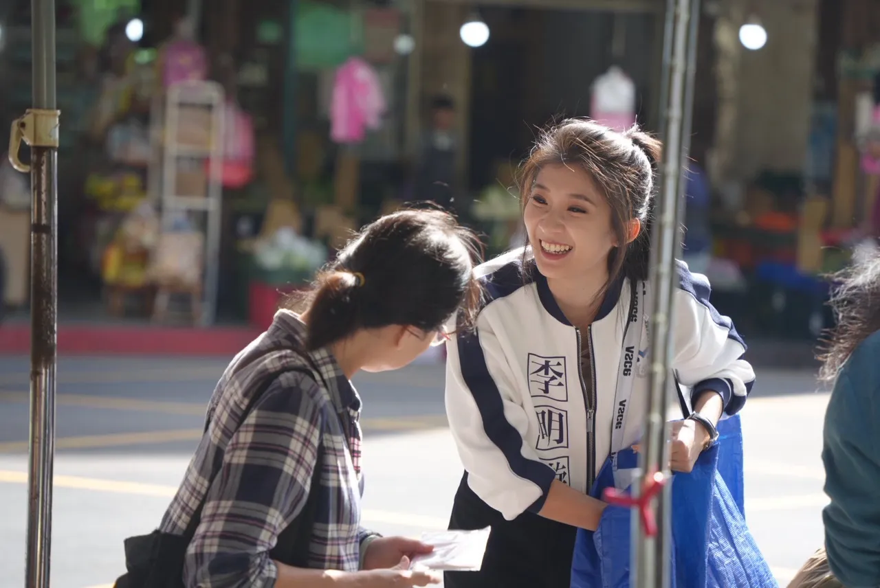 國門黨北市松山信義議員參選人李明璇與南港內湖市議員參選人陳冠安，再度攜手走進福德市場，展開掃街拜票。陳冠安團隊提供