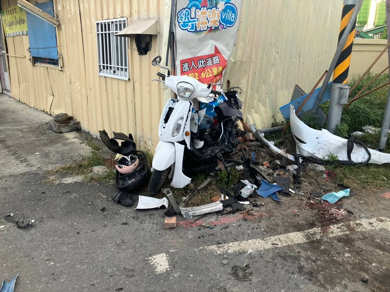 蔡男一家四口騎機車出門，停等紅燈慘遭波及，夫妻檔重傷恐截肢。翻攝照片