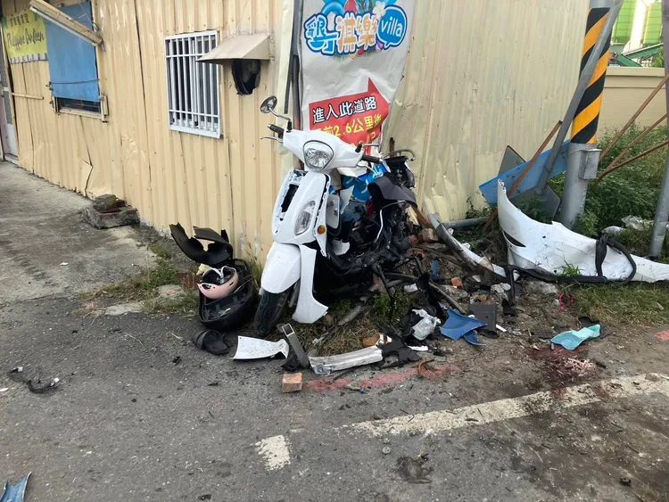 蔡男一家四口騎機車出門，停等紅燈慘遭波及，夫妻檔重傷恐截肢。翻攝照片