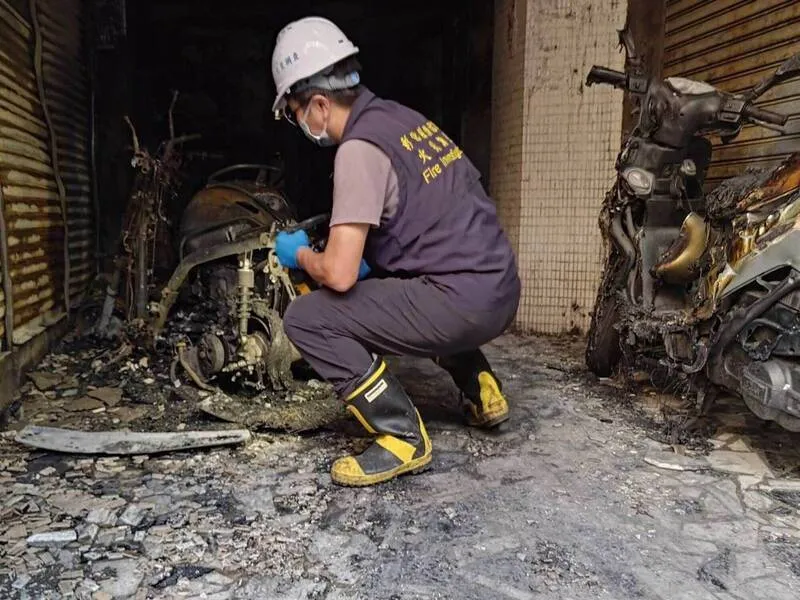 现场烧毁3辆机车，消防人员采证。民众提供