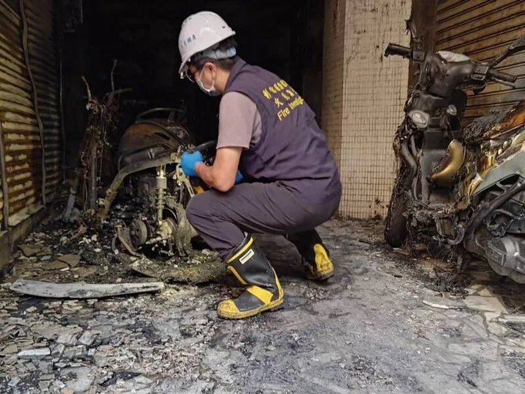 現場燒毀3輛機車，消防人員採證。民眾提供