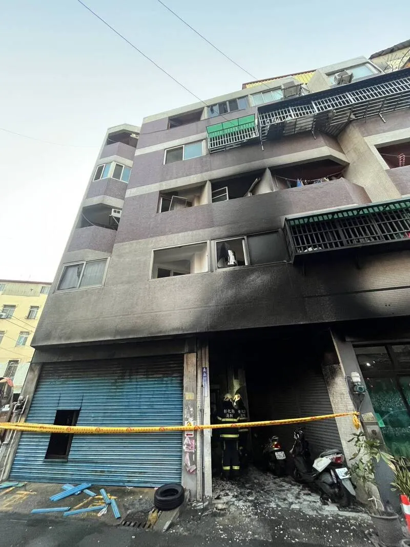公寓外墙被熏黑。民众提供