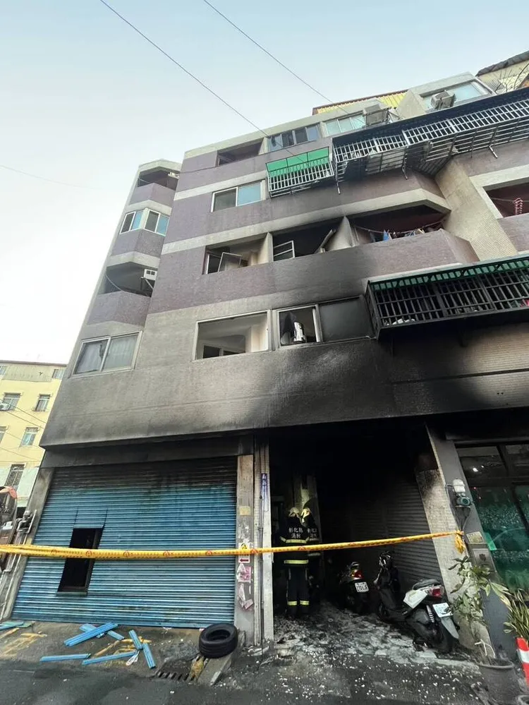 公寓外牆被燻黑。民眾提供