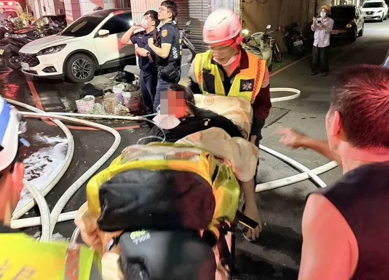 呛伤的民众被救护人员送医。民众提供