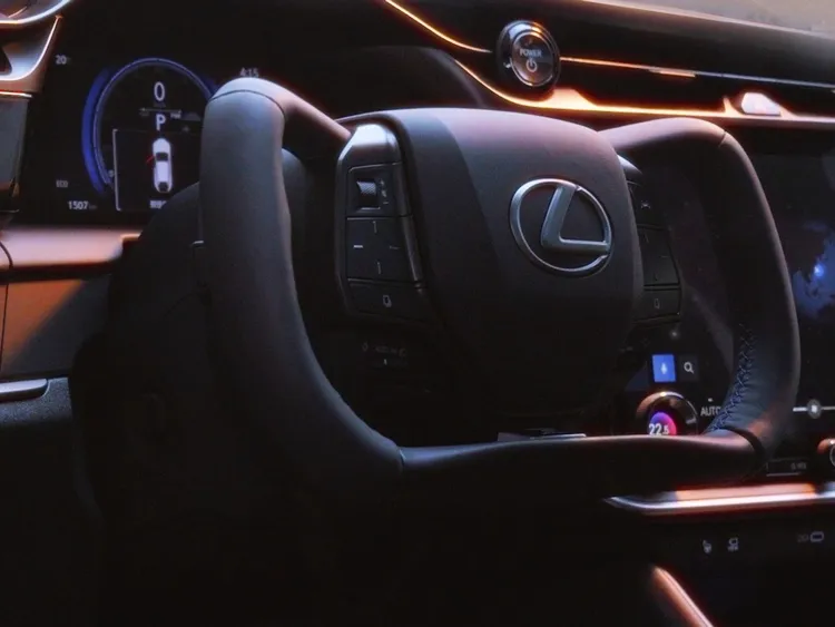 金馬獎專屬座駕LEXUS RZ 550e F SPORT，是國內第一台搭載Steer-by-Wire線控轉向系統的車款。業者提供