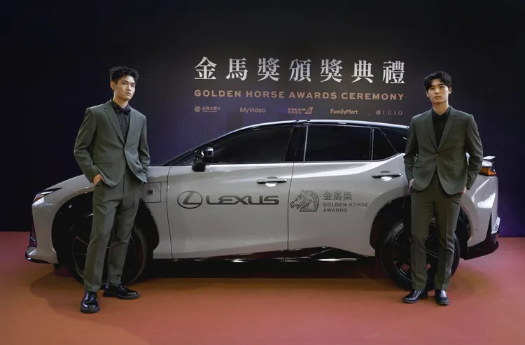 金馬盛會紅毯巨星陣容華麗，多位頒獎嘉賓搭乘LEXUS禮車純電休RZ 550e F SPORT閃耀登場。業者提供