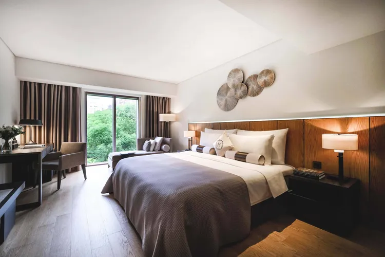 台北慕軒飯店，臻品之選推出「經典客房住宿券」，每張6660元含雙人早餐，讓旅客以優惠價格體驗國際酒店的精緻住宿。國泰飯店觀光事業提供