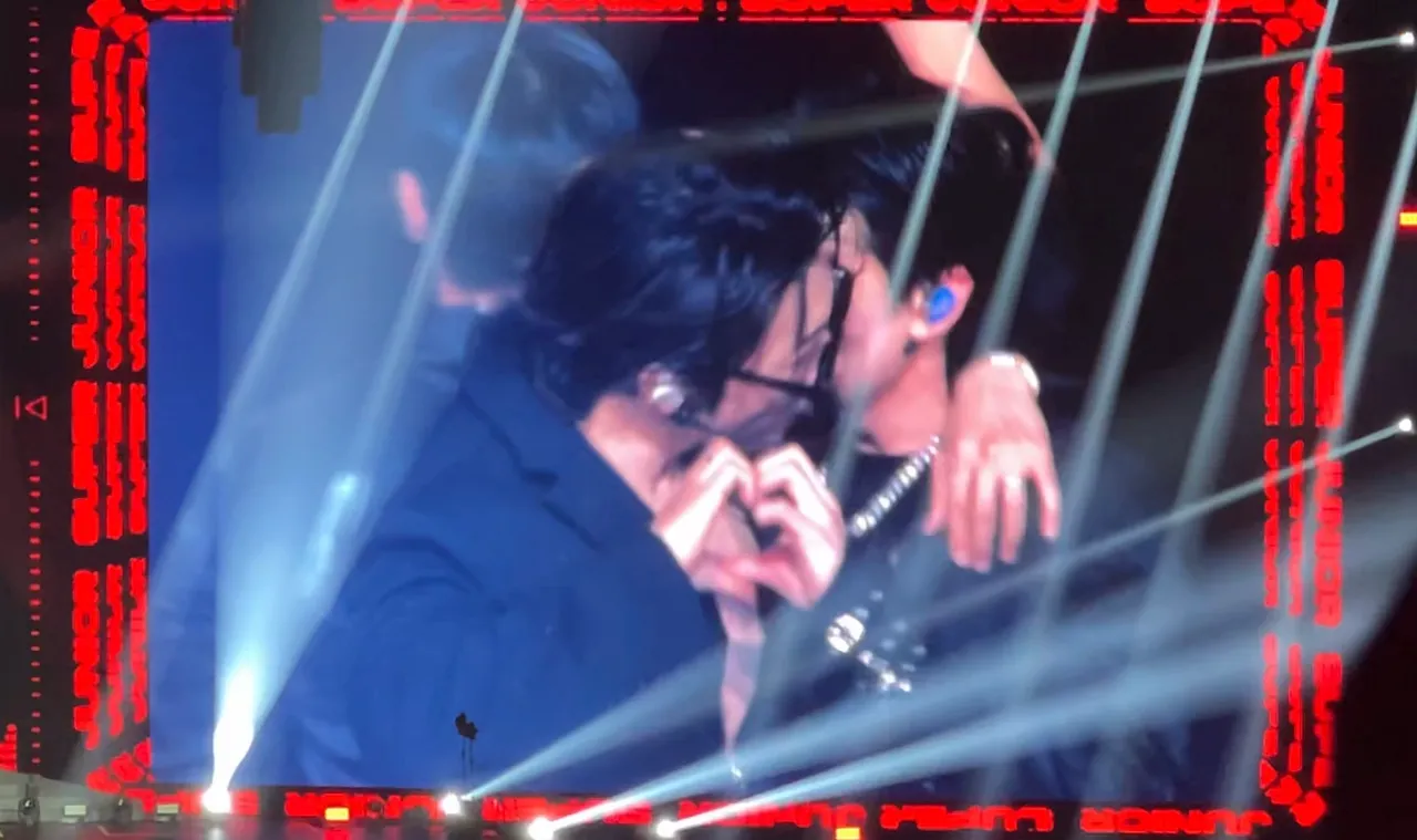 东海（左）唱到《Sorry,Sorry》时搂著银赫的脖子，作势要亲他。读者提供