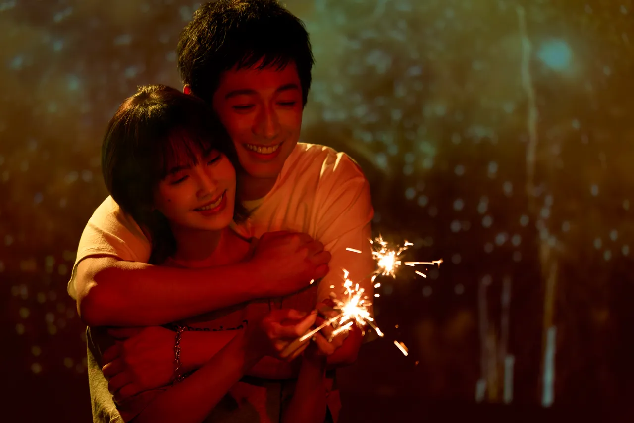 藤岡靛甜摟楊丞琳。索尼提供