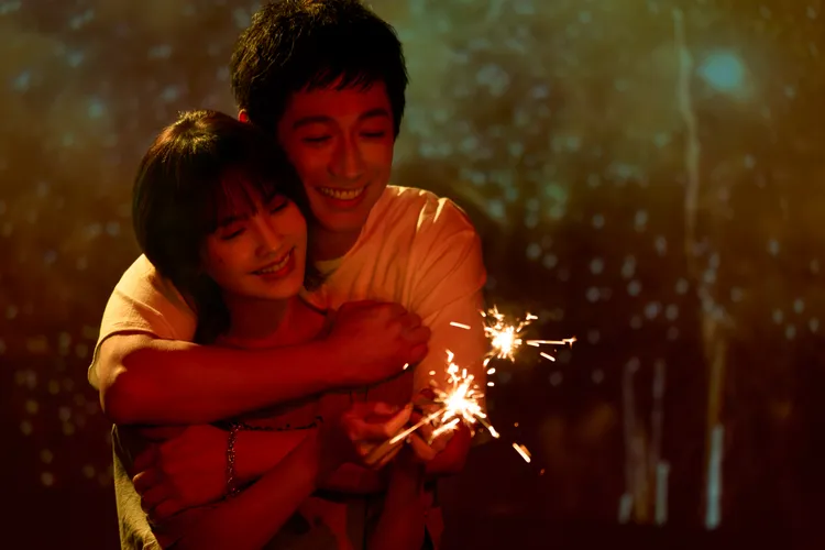 藤岡靛甜摟楊丞琳。索尼提供