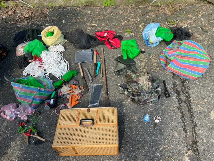 警方在現場起獲鳥網、彈弓等證物。翻攝照片