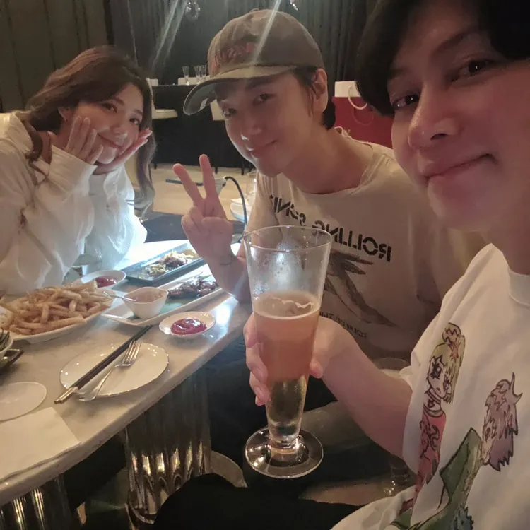 藝聲（中）也一起參加希澈與郭雪芙的聚餐。翻攝希澈IG