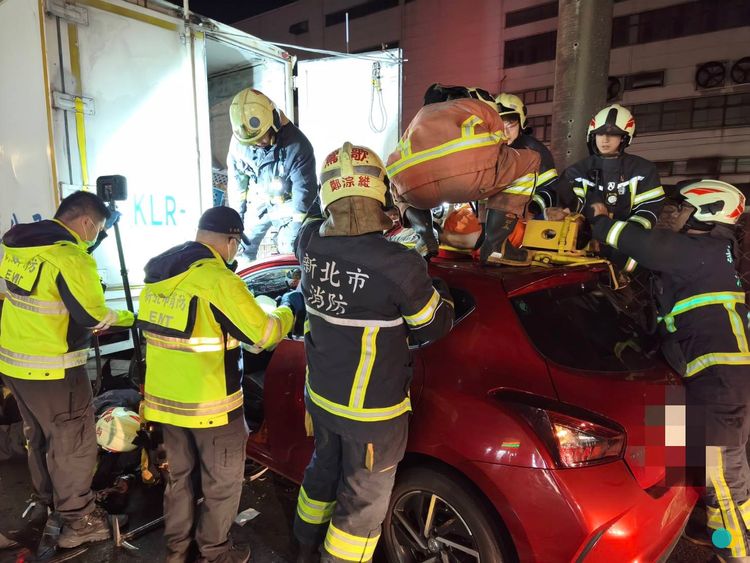 鶯歌男恍神失控猛撞路邊物流車 卸貨司機慘成「夾心餅乾」雙腿斷送醫搶救