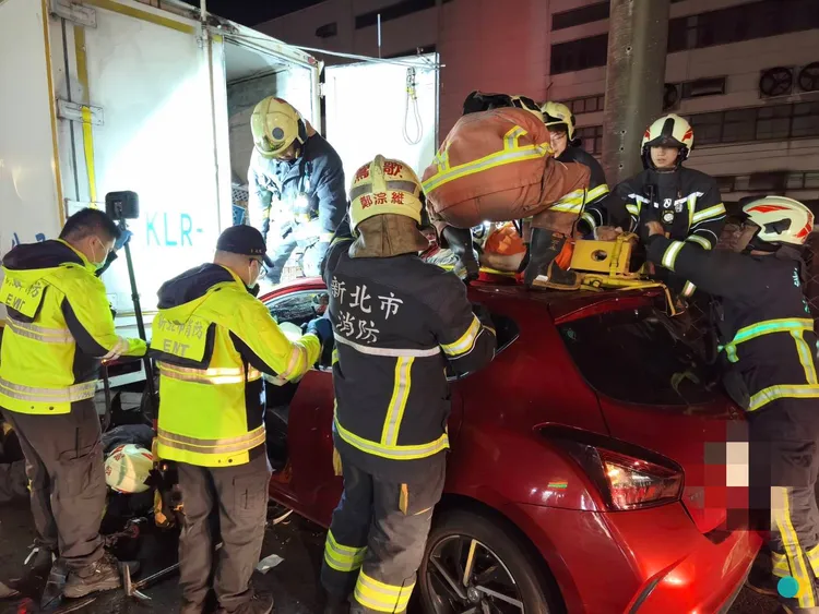 紅色轎車追撞路邊物流貨車，正在卸貨的張姓司機慘被夾在兩車之間，雙腿粉碎性骨折。翻攝畫面