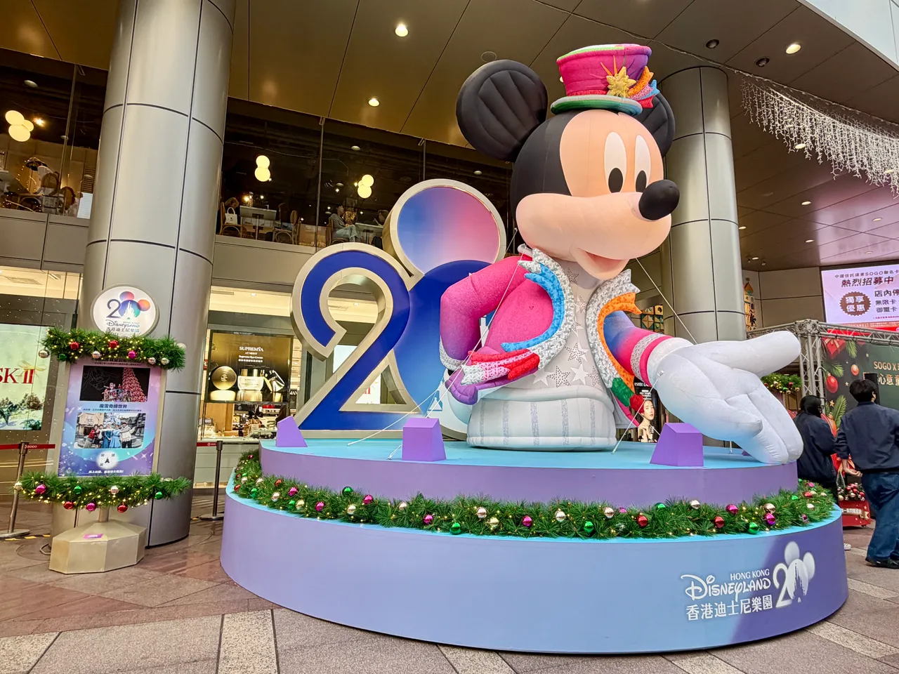 香港大火致米奇、米妮没现身！百货点亮7米高圣诞树