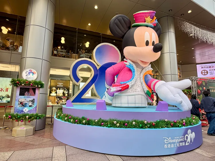 巨型米奇現身遠東SOGO忠孝館。莊偉祺攝