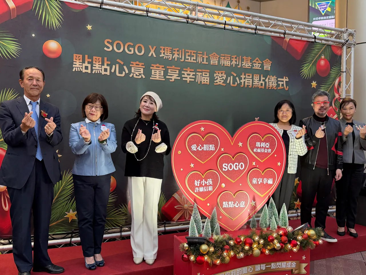遠東SOGO忠孝館今（28日）舉辦聖誕點燈。莊偉祺攝