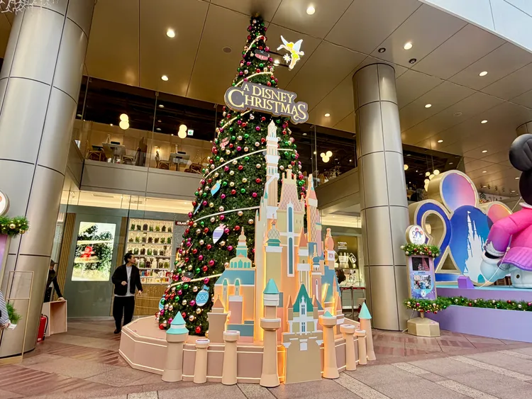 以香港迪士尼奇妙夢想城堡為打造靈感的7米高聖誕樹。莊偉祺攝