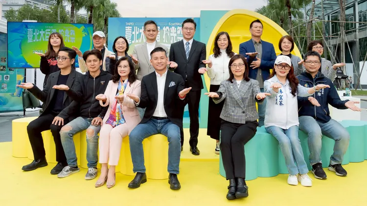 台北市副市长林奕华、议长戴锡钦等人参与台北大巨蛋拾光祭剪彩仪式。主办单位提供