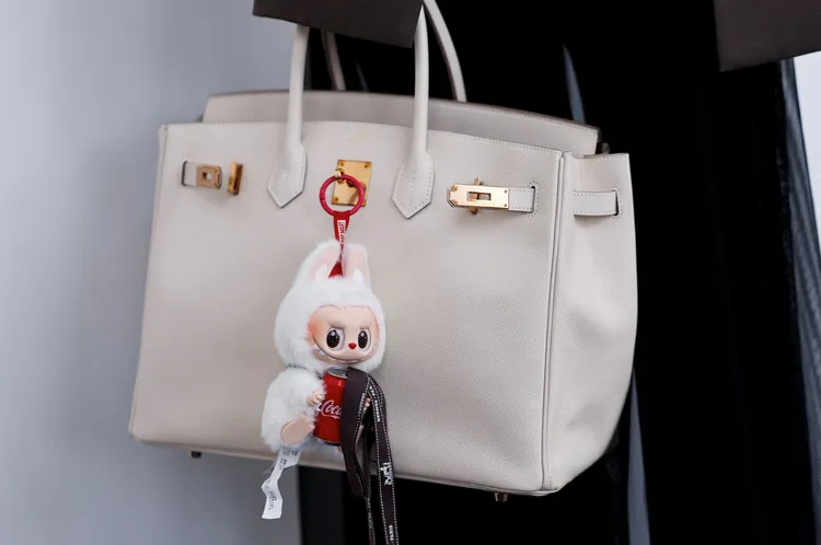 拉布布掛飾至今仍是不少人包包上的一大配件。路透社