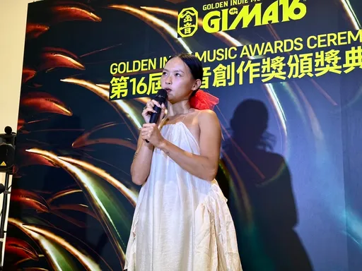 金音獎出現重大事故　得獎歌手衣服被扯壞「x頭」整顆露出來