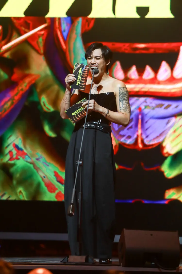 HUSH以性感馬甲上衣造型示人。金音獎提供