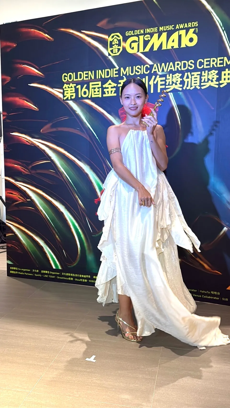 LÜCY 历经风波后顺利领奖现身后台。读者提供