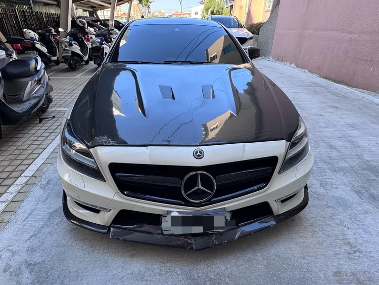 警方查扣賓士車一部。翻攝畫面