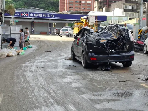 蘇澳水淹一樓高　國軍出動！兩棲車輾過泡水車成廢鐵