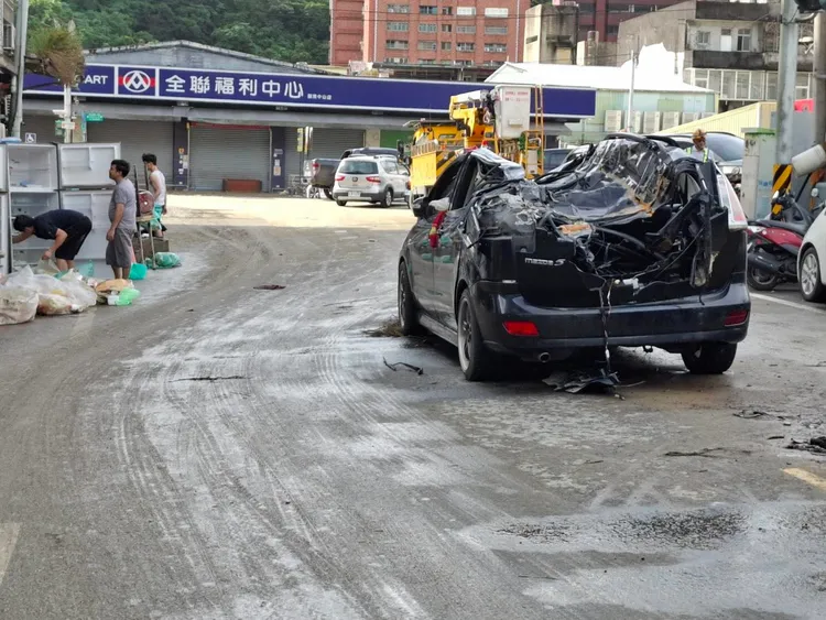 民眾車輛拋錨被國軍兩棲車從上方輾過。翻攝自threads_saes087012
