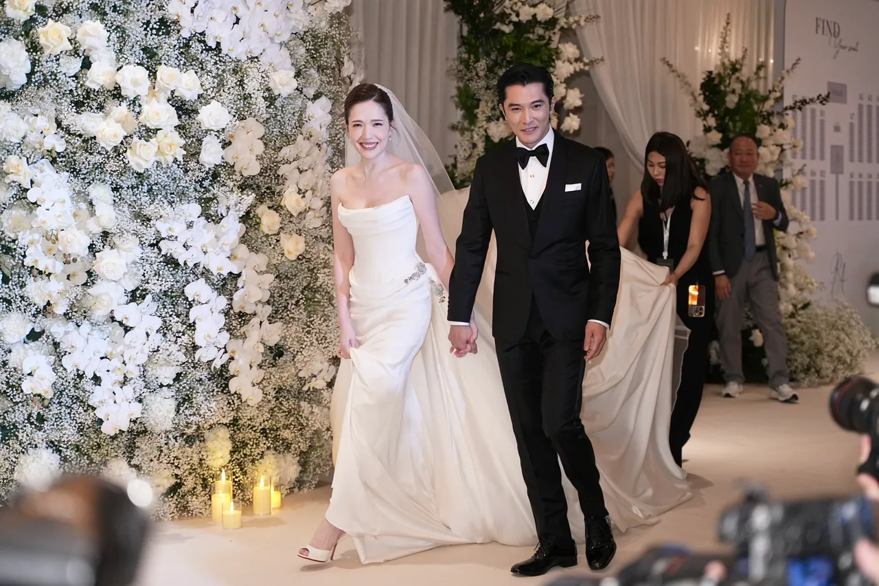 许玮宁（左）和邱泽今补办婚宴。彭欣伟摄