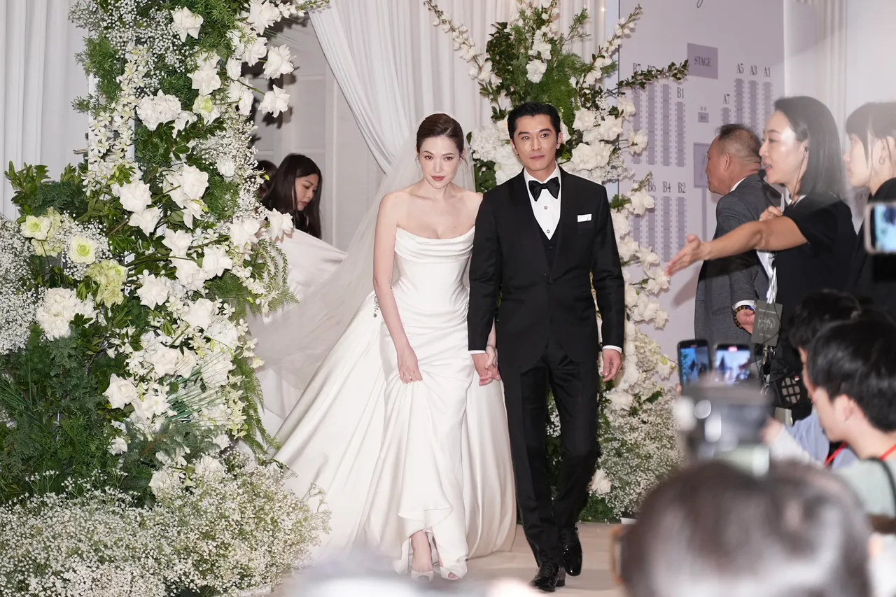 许玮宁（左）和邱泽一出场宛如童话故事男女主角。彭欣伟摄