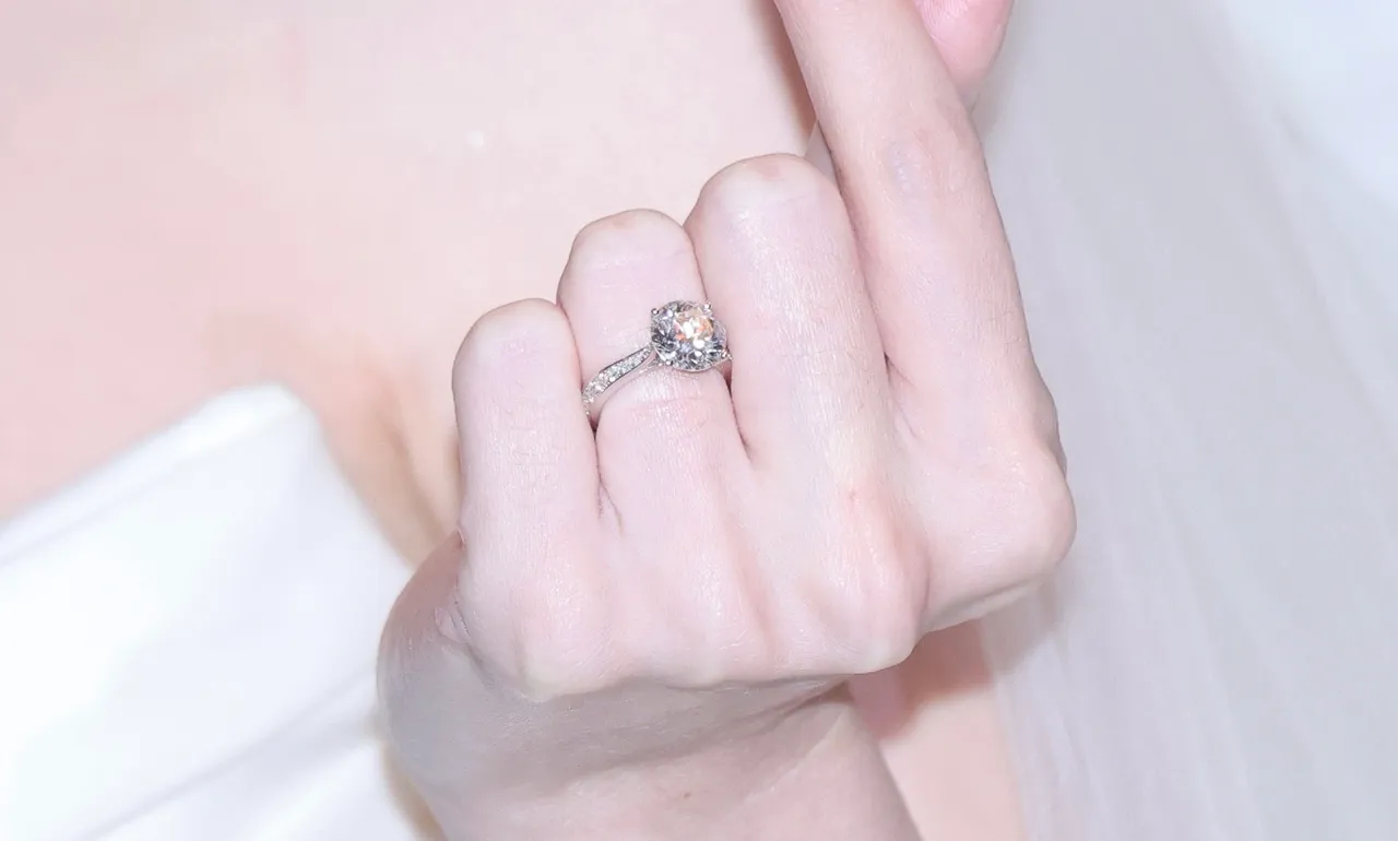 许玮宁的婚戒是她与邱泽一起设计，里头藏有巧思。彭欣伟摄