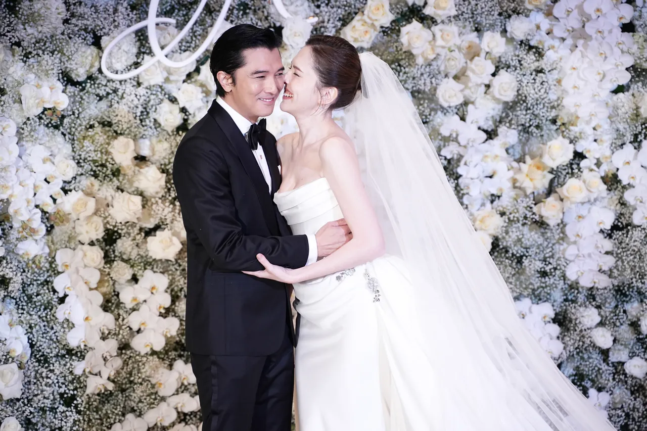 许玮宁携邱泽甜蜜补办婚宴宛如童话故事　逢好友小鬼冥诞感性吐心声　