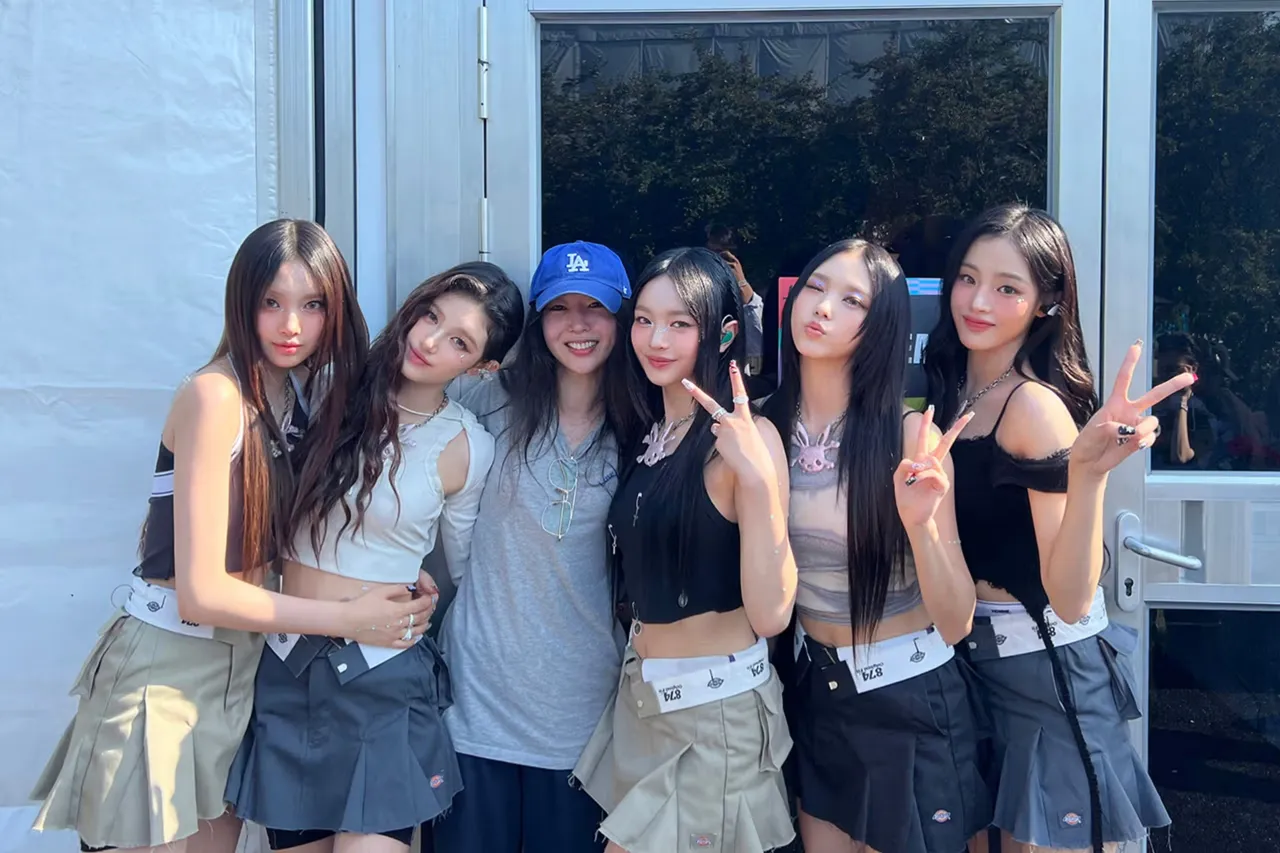 闵熙珍（左三）被称为「NewJeans之母」。翻摄naver