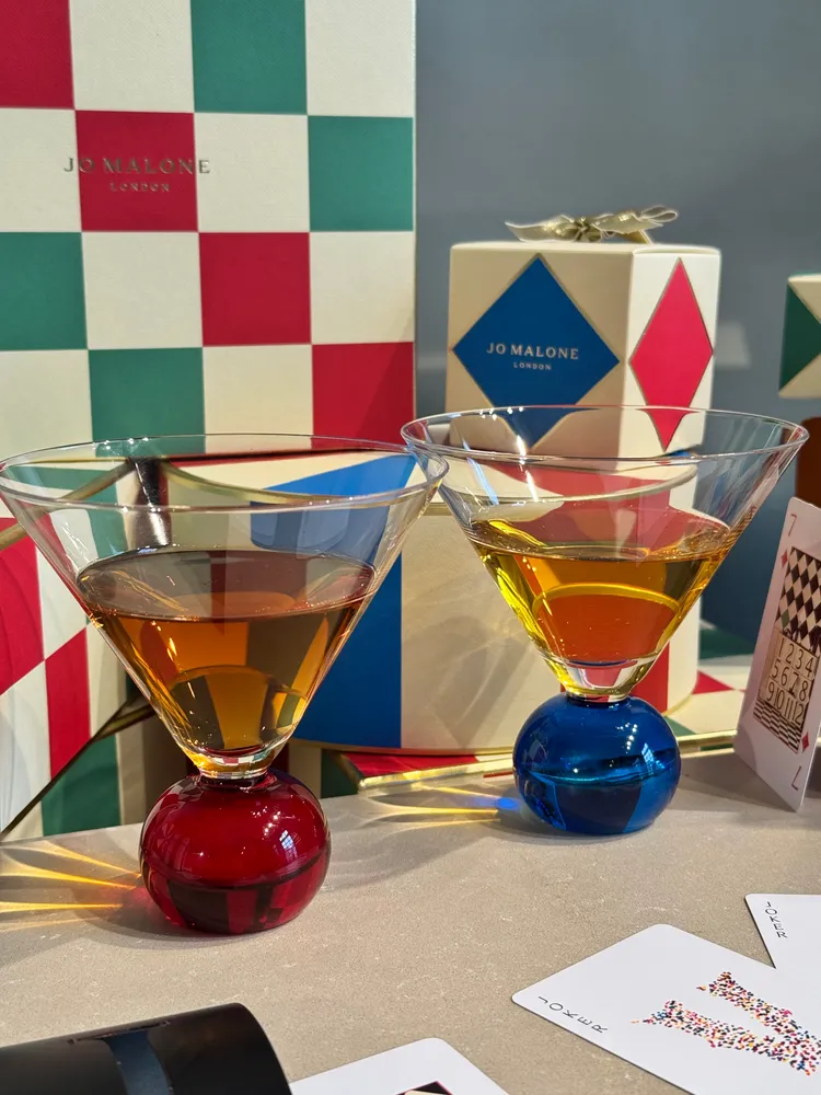 在期間限定的放玩派對王牌訂製工作坊，購買秋冬限定系列任一30ml香水，就可享現香氛調飲。張家玲攝