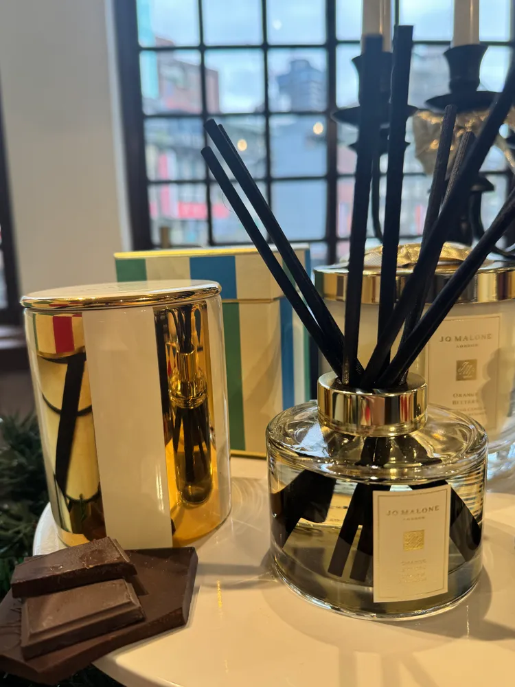Jo Malone London全新放玩派對系列苦橙與巧克力香氛工藝蠟燭（左）300g／5200m元、苦橙擴香（右）165ml／4300元。張家玲攝