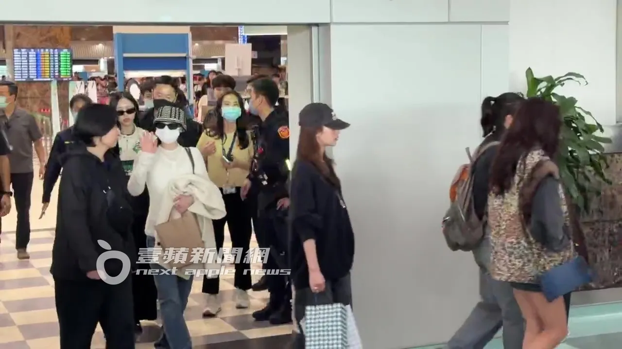 多賢踏入小港機場後揮手打招呼。特勤中心攝