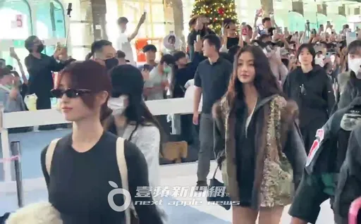 直擊｜TWICE空降高雄脫外套打招呼！千粉等了10年舉紅布條迎接