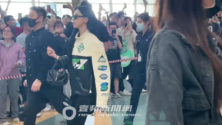 MINA戴上墨鏡，十分優雅。陳薇安攝