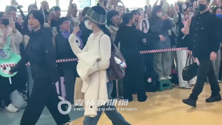 多賢跟粉絲揮手。陳薇安攝