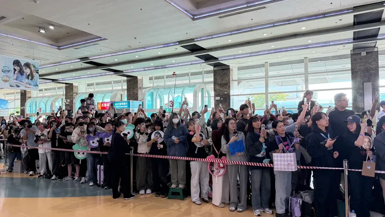 TWICE出道10年首度來台，近千名粉絲到場接機。特勤中心攝